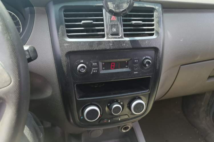 Used Wuling Rongguang V 2019 1.5L Window-Sealed Utility Model China VI LAR Audio And AC Panel