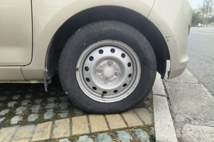 Used Wuling Rongguang V 2019 1.5L Practical Model China VI LAR Right Front Wheel Hub