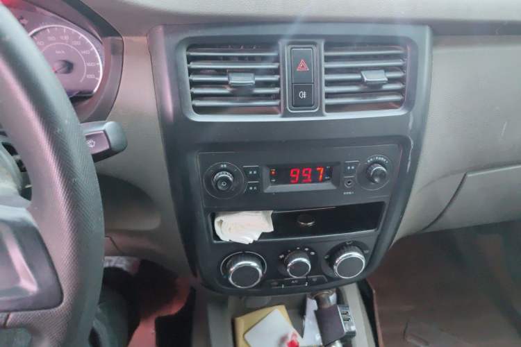 Used Wuling Rongguang V 2019 1.5L Practical Model China VI LAR Audio And AC Panel