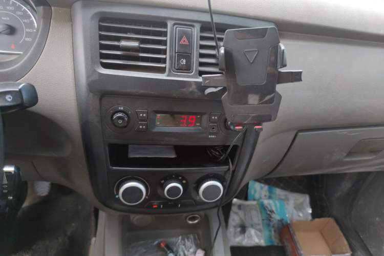Used Wuling Rongguang V 2019 1.5L Window-Sealed Utility Model China VI LAR Audio And AC Panel