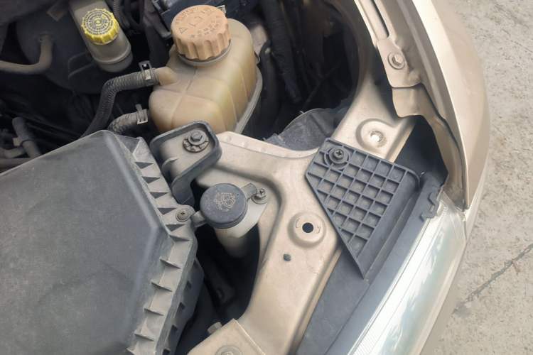 Used Wuling Rongguang V 2019 1.5L Window-Sealed Utility Model China VI LAR Engine Bay Left