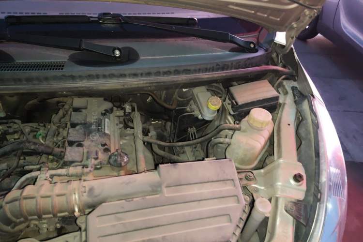 Used Wuling Rongguang V 2019 1.5L Practical Model China VI LAR Engine Bay Left
