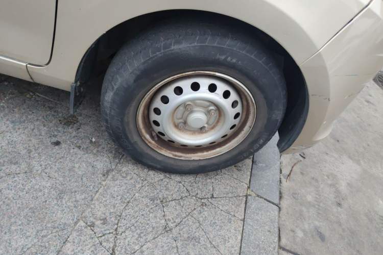 Used Wuling Rongguang V 2019 1.5L Practical Model China VI LAR Right Front Wheel Hub