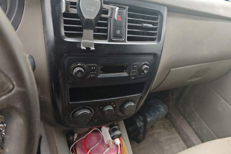 Used Wuling Rongguang V 2019 1.5L Window-Sealed Utility Model China VI LAR Audio And AC Panel