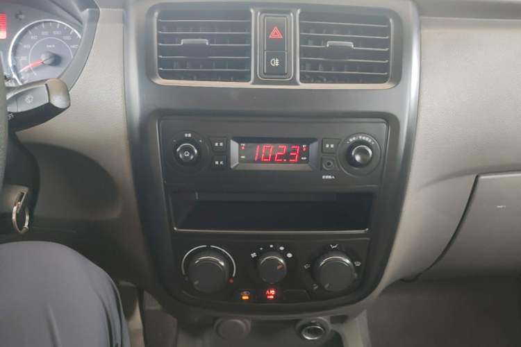 Used Wuling Rongguang V 2019 1.5L Window-Sealed Utility Model China VI LAR Audio And AC Panel