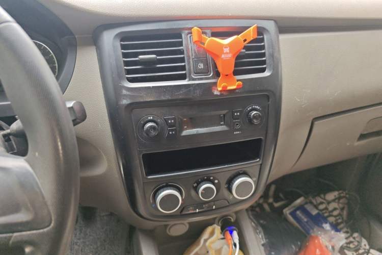 Used Wuling Rongguang V 2019 1.5L Window-Sealed Utility Model China VI LAR Audio And AC Panel