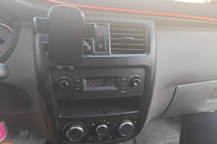 Used Wuling Rongguang V 2019 1.5L Window-Sealed Utility Model China VI LAR Audio And AC Panel