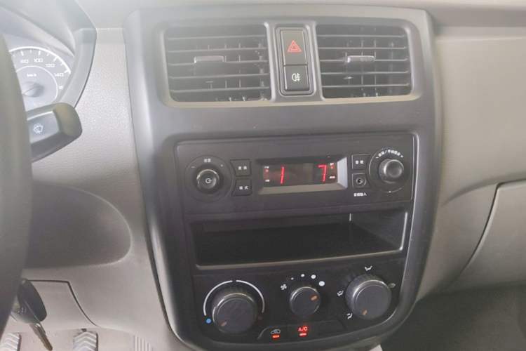 Used Wuling Rongguang V 2019 1.5L Window-Sealed Utility Model China VI LAR Audio And AC Panel