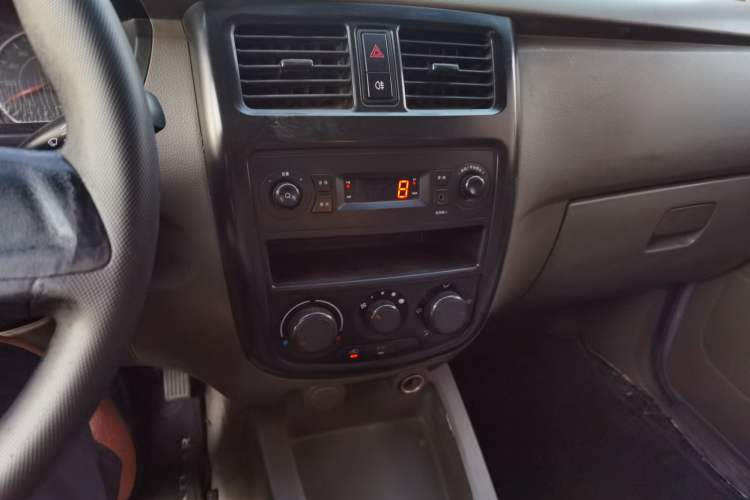 Used Wuling Rongguang V 2019 1.5L Practical Model China VI LAR Audio And AC Panel