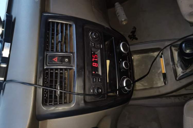 Used Wuling Rongguang V 2019 1.5L Practical Model China VI LAR Audio And AC Panel