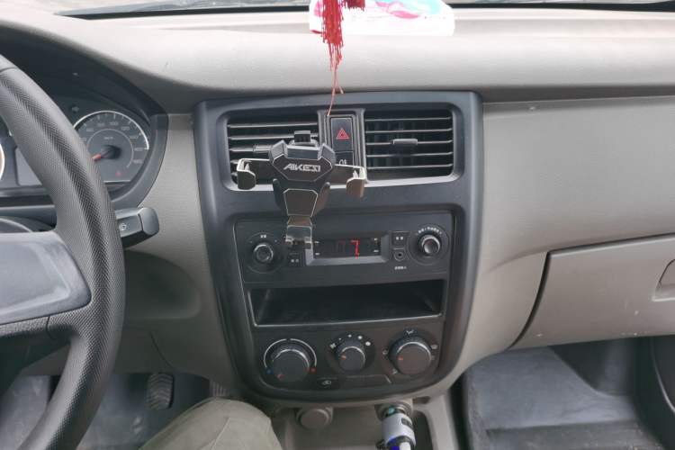 Used Wuling Rongguang V 2019 1.5L Window-Sealed Utility Model China VI LAR Audio And AC Panel