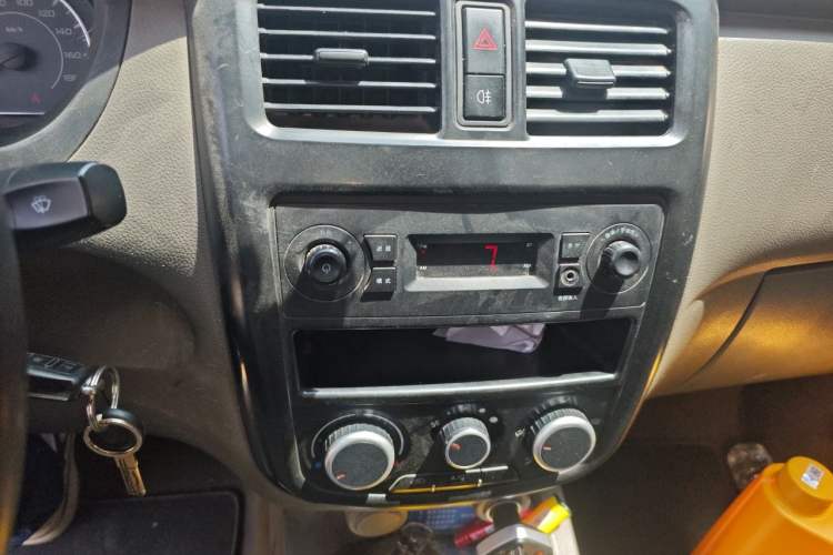 Used Wuling Rongguang V 2019 1.5L Practical Model China VI LAR Audio And AC Panel