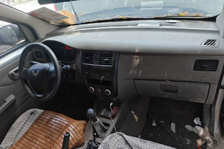 Used Wuling Rongguang V 2019 1.5L Van - Utility Model Center Console