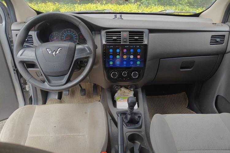 Used Wuling Rongguang V 2019 1.5L Standard Version China VI LAR Center Console