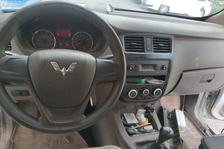 Used Wuling Rongguang V 2019 1.5L Window-Sealed Utility Model China VI LAR Center Console