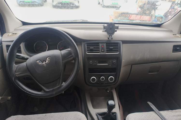 Used Wuling Rongguang V 2019 1.5L Practical Model China VI LAR Center Console