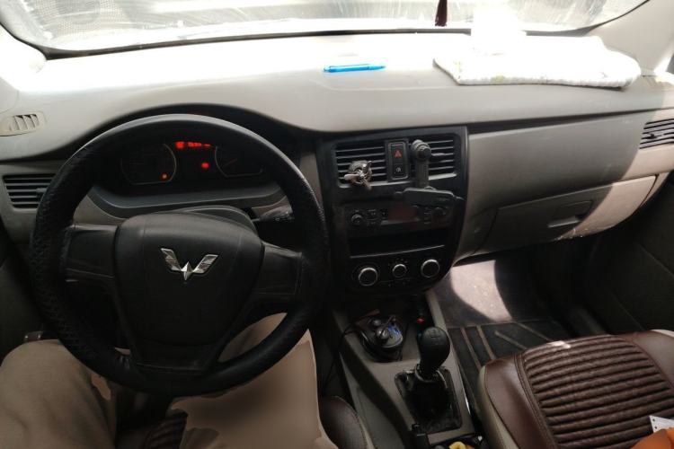 Used Wuling Rongguang V 2019 1.5L Van - Utility Model Center Console