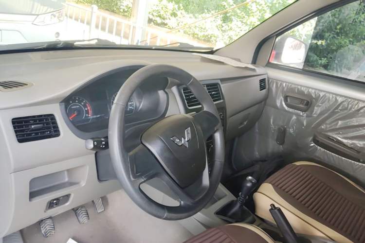 Used Wuling Rongguang V 2019 1.5L Window-Sealed Utility Model China VI LAR Center Console