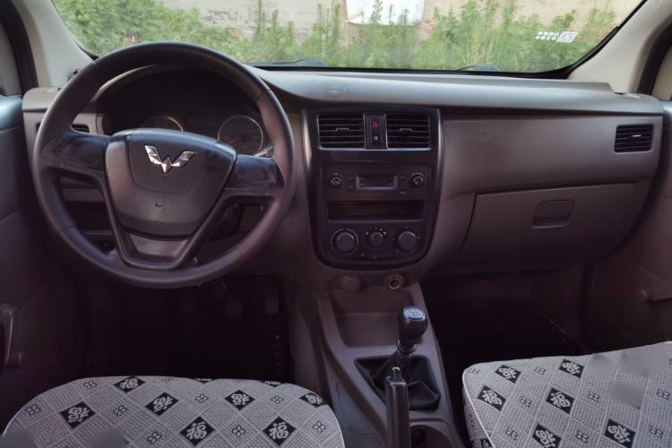 Used Wuling Rongguang V 2019 1.5L Practical Model China VI LAR Center Console
