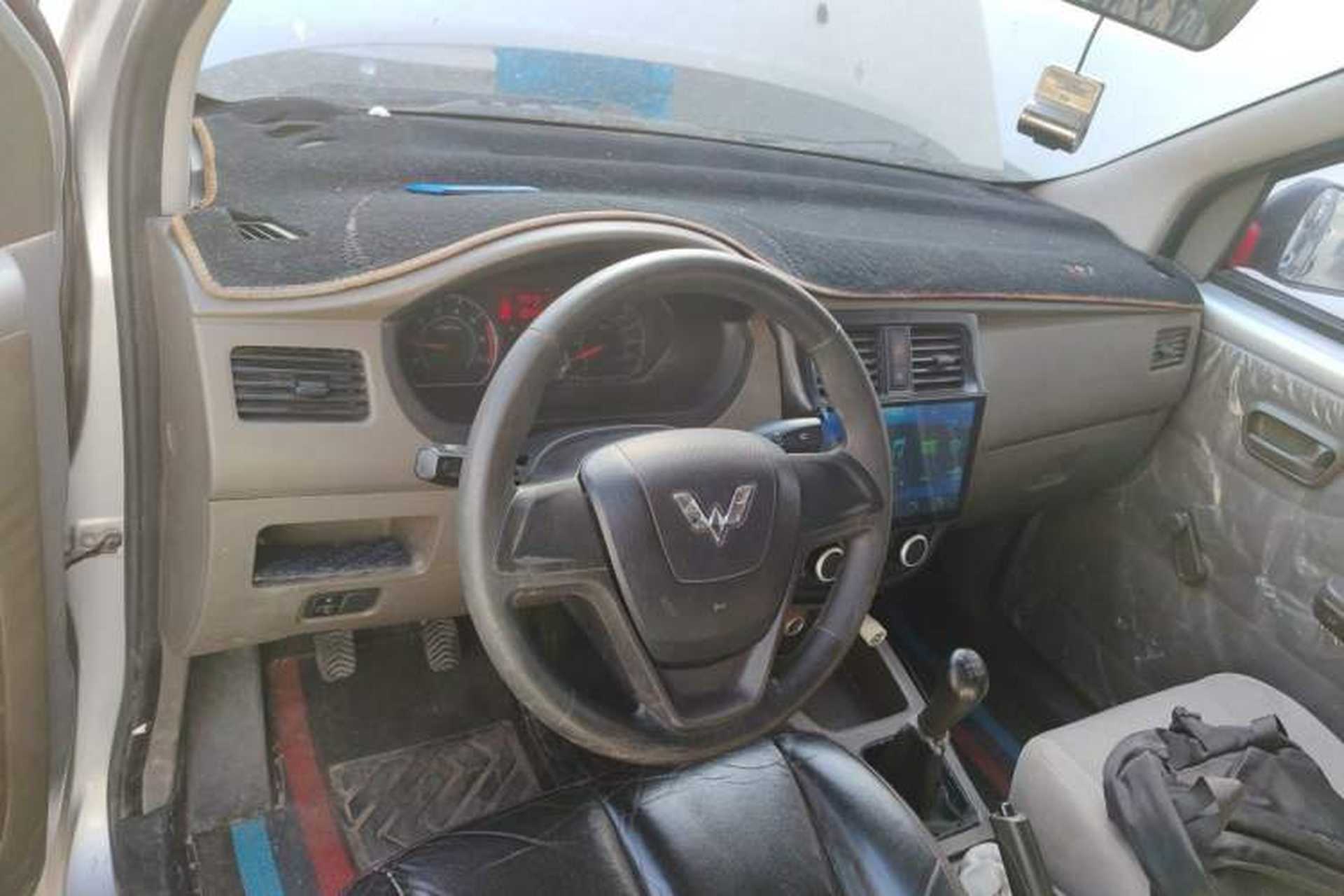 Used Wuling Rongguang V 2019 1.5L Van - Utility Model Center Console
