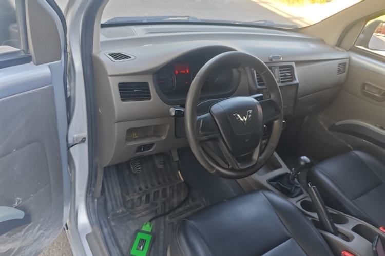 Used Wuling Rongguang V 2019 1.5L Window-Sealed Utility Model China VI LAR Center Console