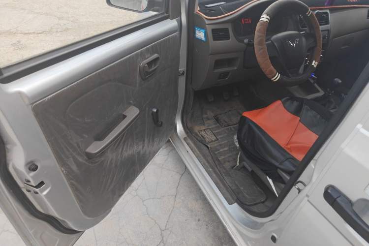 Used Wuling Rongguang V 2019 1.5L Window-Sealed Utility Model China VI LAR Driver Seat
