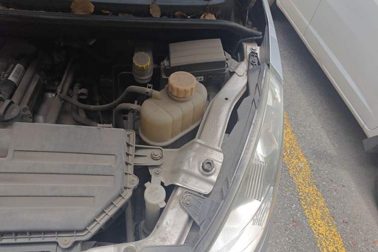 Used Wuling Rongguang V 2019 1.5L Standard Version China VI LAR Engine Bay Left