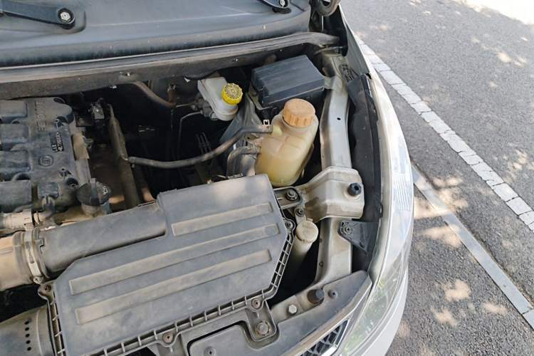 Used Wuling Rongguang V 2019 1.5L Standard Version China VI LAR Engine Bay Left