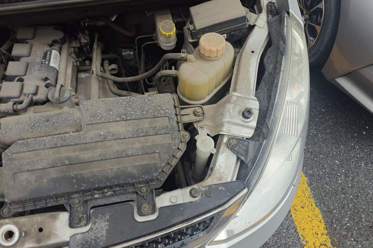 Used Wuling Rongguang V 2019 1.5L Standard Version China VI LAR Engine Bay Left