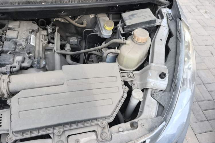 Used Wuling Rongguang V 2019 1.5L Practical Model China VI LAR Engine Bay Left