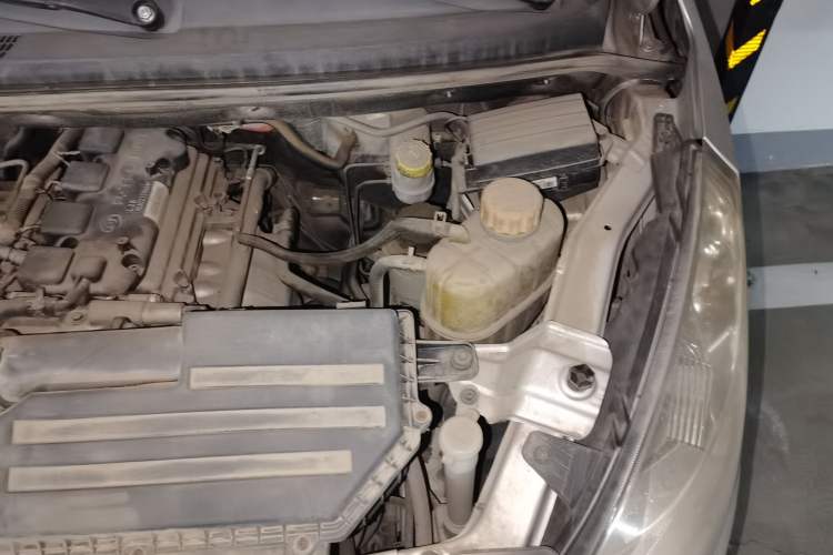 Used Wuling Rongguang V 2019 1.5L Window-Sealed Utility Model China VI LAR Engine Bay Left