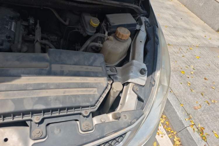 Used Wuling Rongguang V 2019 1.5L Practical Model China VI LAR Engine Bay Left