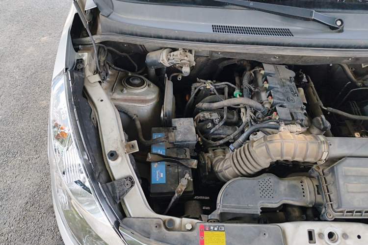 Used Wuling Rongguang V 2019 1.5L Standard Version China VI LAR Engine Bay Right