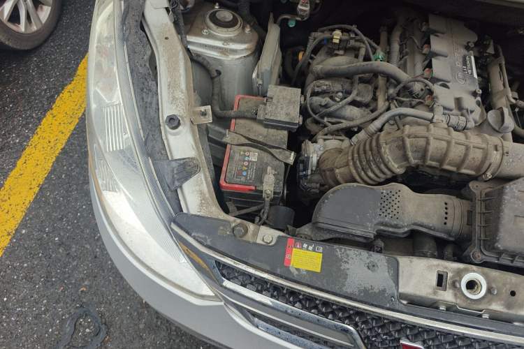 Used Wuling Rongguang V 2019 1.5L Standard Version China VI LAR Engine Bay Right