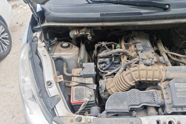 Used Wuling Rongguang V 2019 1.5L Standard Version China VI LAR Engine Bay Right