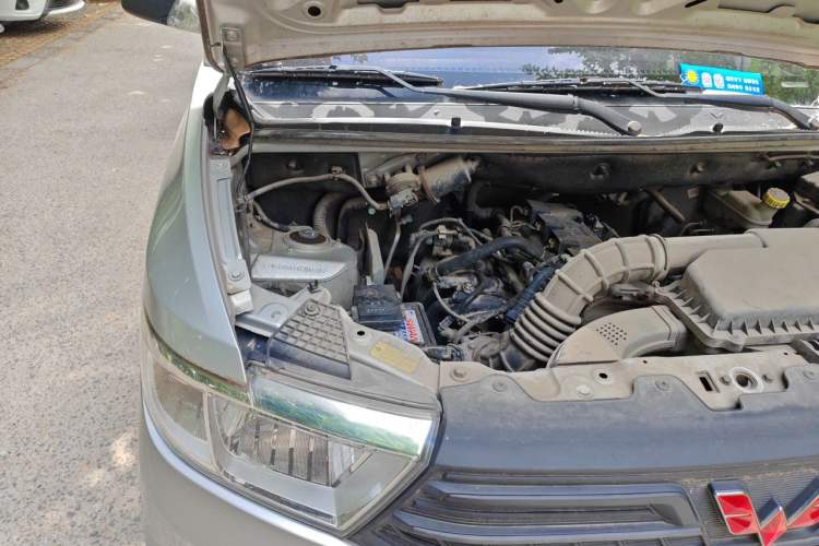 Used Wuling Rongguang V 2019 1.5L Standard Version China VI LAR Engine Bay Right
