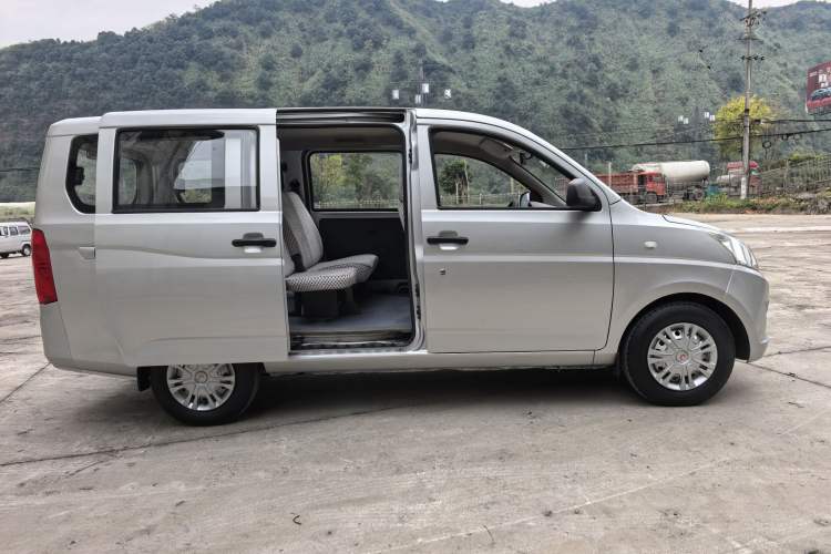 Used Wuling Rongguang V 2019 1.5L Practical Model China VI LAR Exterior 9
