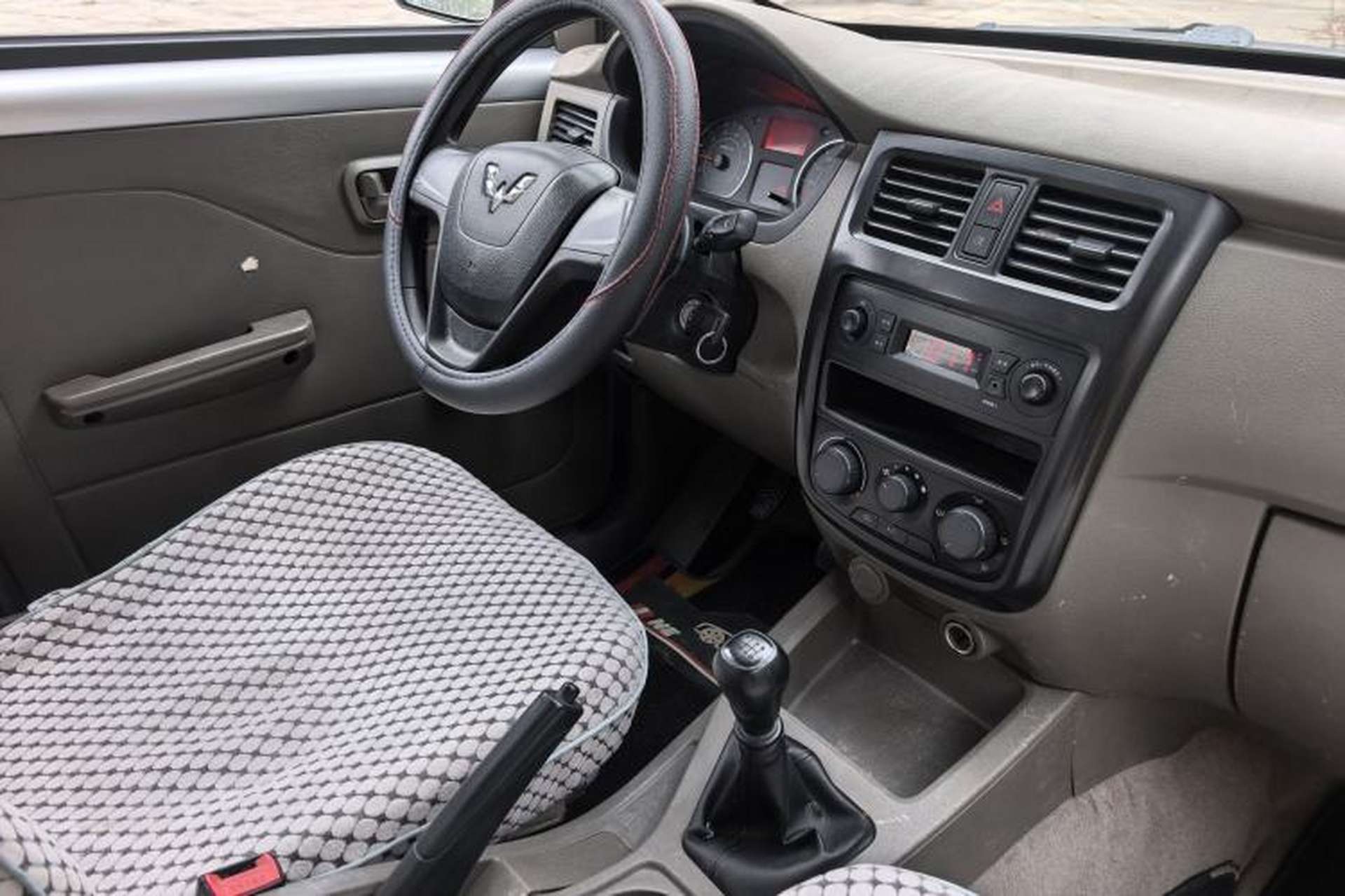 Used Wuling Rongguang V 2019 1.5L Practical Model China VI LAR Interior 1