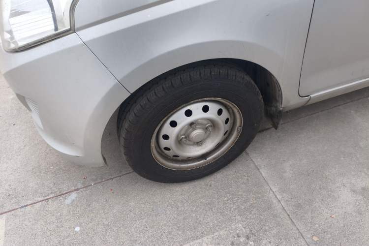 Used Wuling Rongguang V 2019 1.5L Practical Model China VI LAR Left Front Wheel Hub