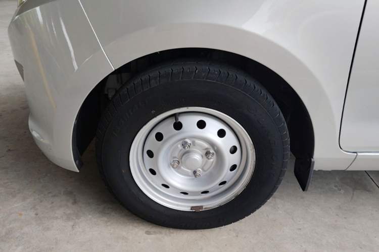 Used Wuling Rongguang V 2019 1.5L Window-Sealed Utility Model China VI LAR Left Front Wheel Hub