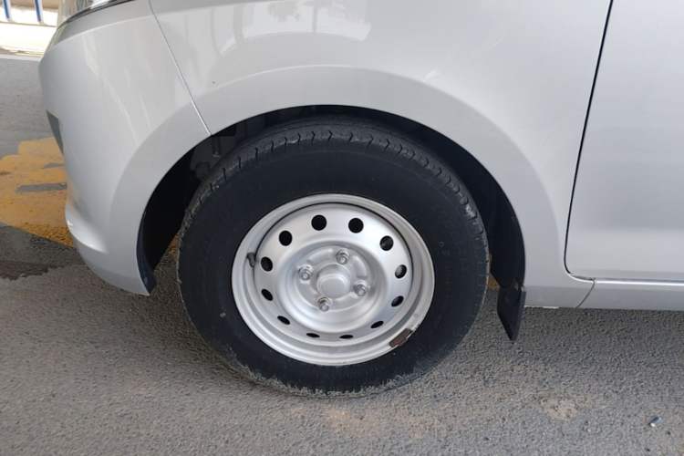 Used Wuling Rongguang V 2019 1.5L Window-Sealed Utility Model China VI LAR Left Front Wheel Hub