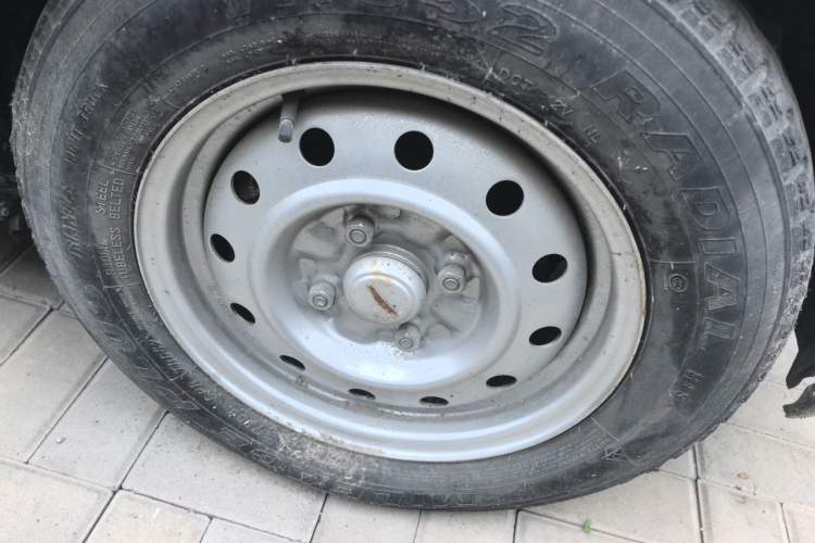 Used Wuling Rongguang V 2019 1.5L Practical Model China VI LAR Right Front Wheel Hub
