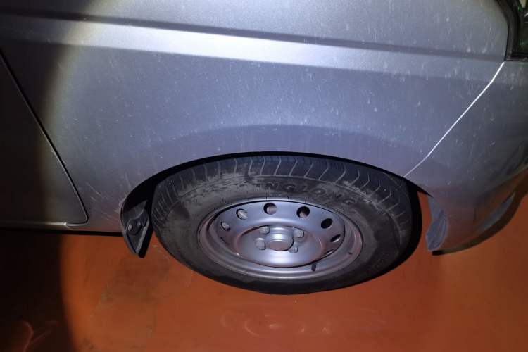 Used Wuling Rongguang V 2019 1.5L Practical Model China VI LAR Right Front Wheel Hub