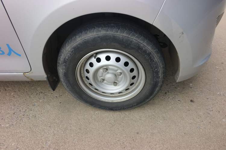 Used Wuling Rongguang V 2019 1.5L Practical Model China VI LAR Right Front Wheel Hub