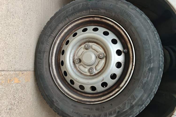 Used Wuling Rongguang V 2019 1.5L Practical Model China VI LAR Right Front Wheel Hub
