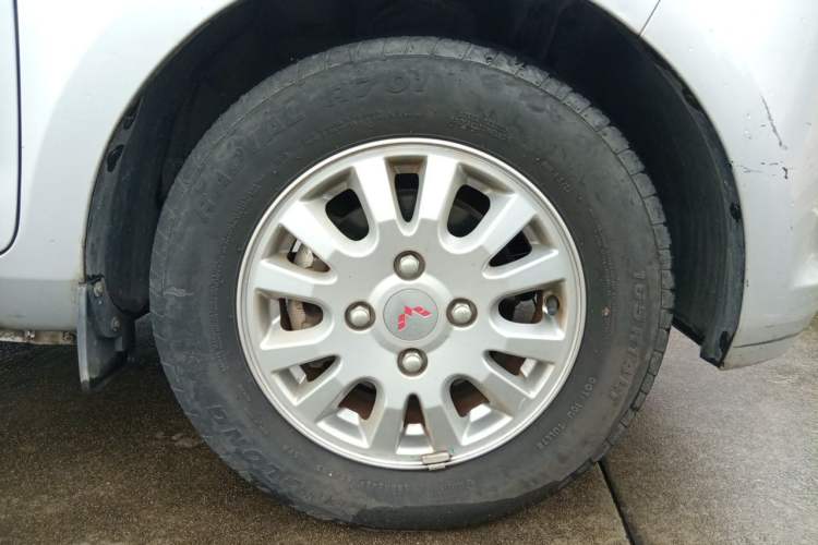 Used Wuling Rongguang V 2019 1.5L Standard Version China VI LAR Right Front Wheel Hub