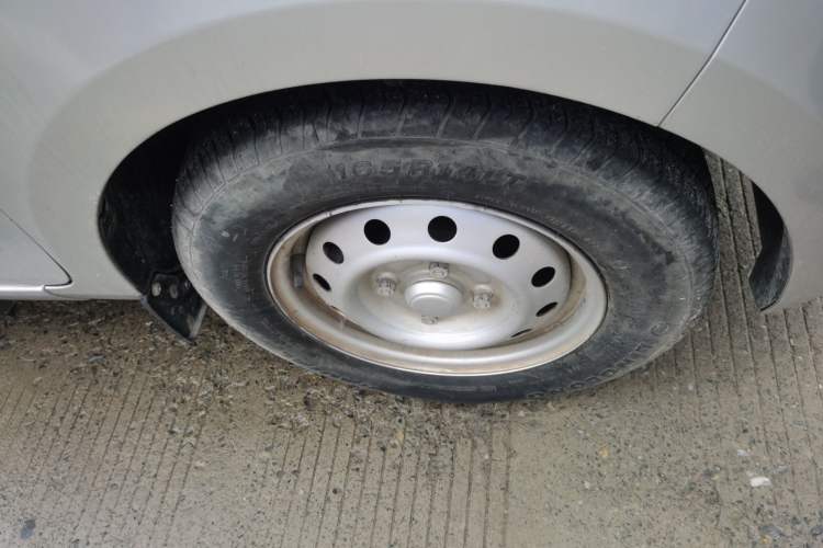 Used Wuling Rongguang V 2019 1.5L Practical Model China VI LAR Right Front Wheel Hub