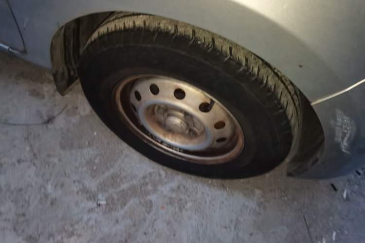Used Wuling Rongguang V 2019 1.5L Practical Model China VI LAR Right Front Wheel Hub