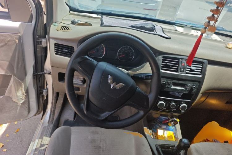 Used Wuling Rongguang V 2019 1.5L Practical Model China VI LAR Steering Wheel
