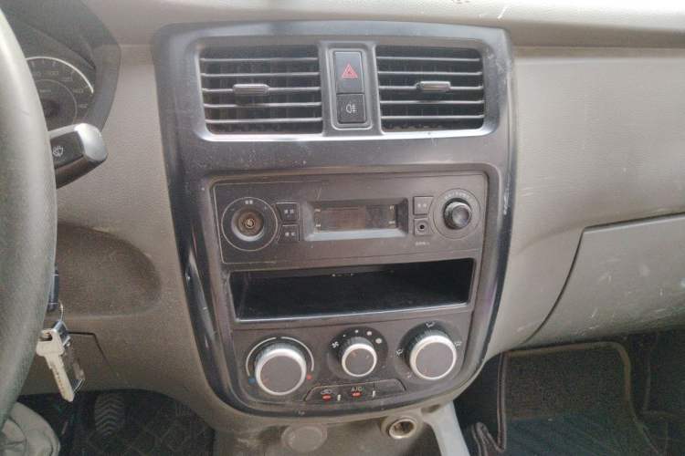 Used Wuling Rongguang V 2019 1.5L Practical Model China VI LAR Audio And AC Panel
